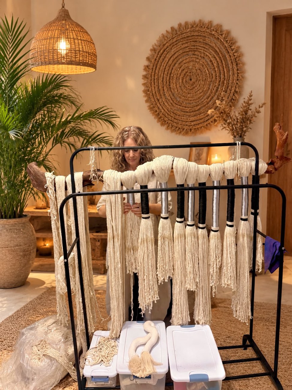 La artesana trabajando en un tapiz de borlas en su taller