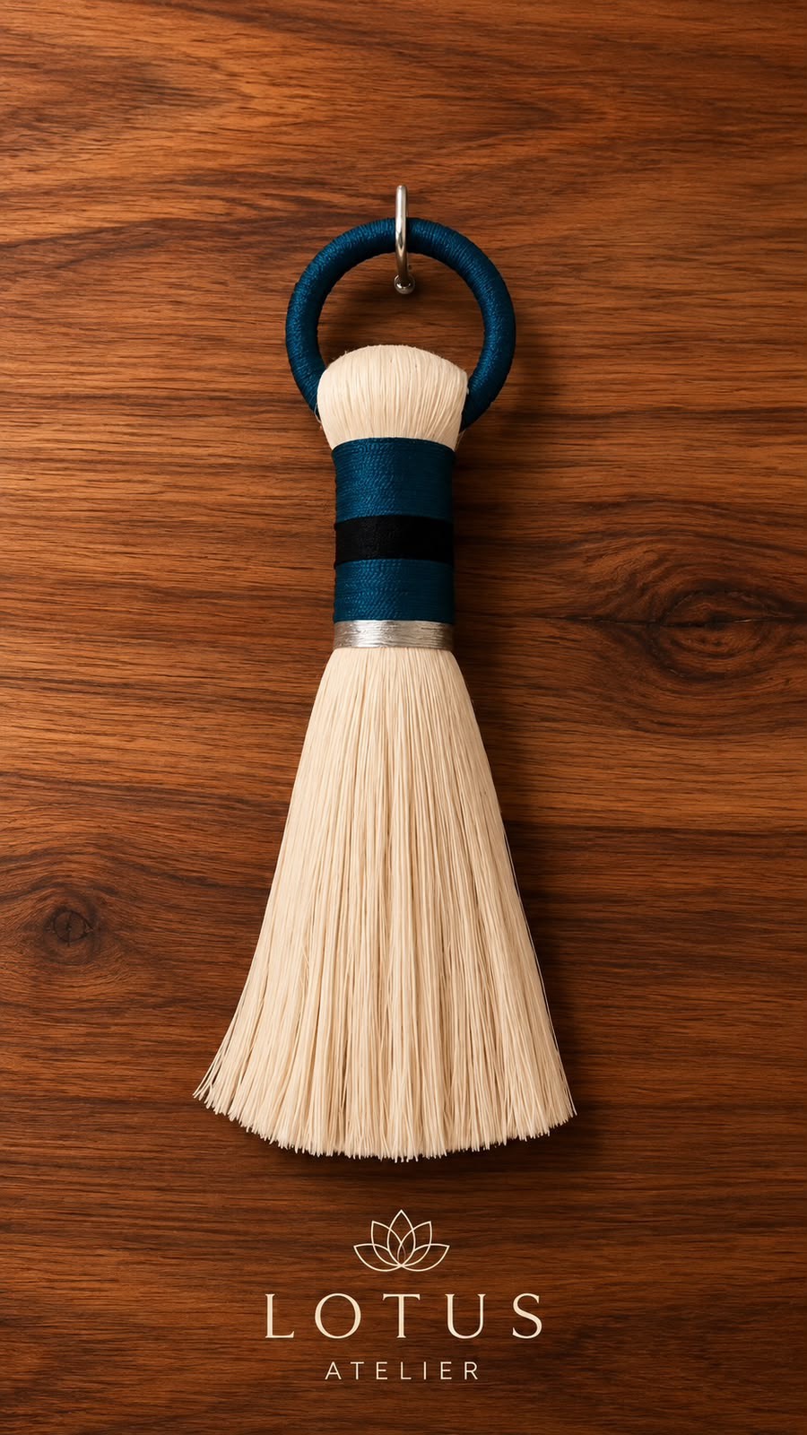 Borla con aro y cuello forrados en azul, colgada sobre madera