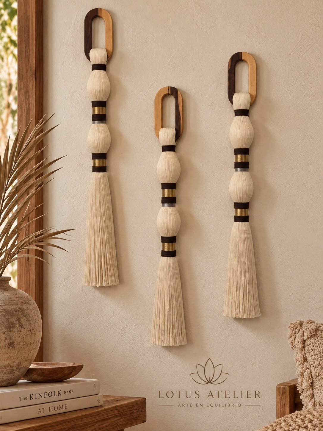 Tres borlas de esferas con aro de dos maderas colgadas en la pared